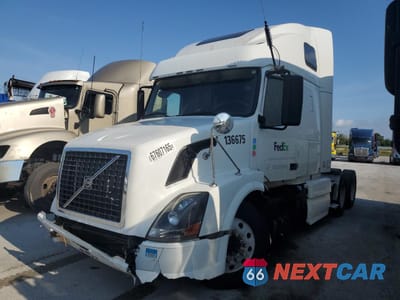 Drugie zdjęcie samochodu z przodu: 2011 VOLVO VNL SEMI TRUCK VIN:4V4NC9TH7BN531144 - miniatura