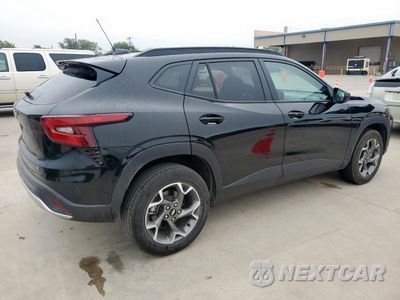 Trzecie zdjęcie samochodu z tyłu: 2025 CHEVROLET TRAX 1LT VIN:KL77LHEP7SC207056 - miniatura