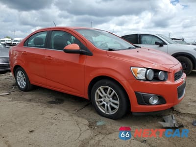 Czwarte zdjęcie samochodu z boku: 2013 CHEVROLET SONIC LT VIN:1G1JC5SH8D4142681 - miniatura