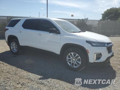 Czwarte zdjęcie samochodu z boku: 2022 CHEVROLET TRAVERSE LS VIN:1GNERFKW3NJ120142 - miniatura