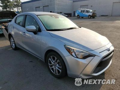 Czwarte zdjęcie samochodu z boku: 2017 TOYOTA YARIS IA VIN:3MYDLBYV3HY186561 - miniatura
