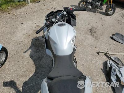 Zdjęcie 6 z 9 samochodu: 2025 KAWASAKI EX500 VIN:ML5EXGG12SDA44339 - miniatura