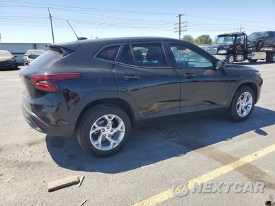 Trzecie zdjęcie samochodu z tyłu: 2024 CHEVROLET TRAX LS VIN:KL77LFE2XRC021403 - miniatura