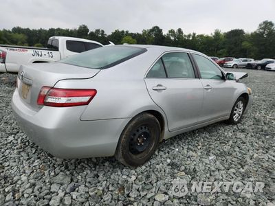 Trzecie zdjęcie samochodu z tyłu: 2010 TOYOTA CAMRY BASE VIN:4T1BF3EK2AU513615 - miniatura