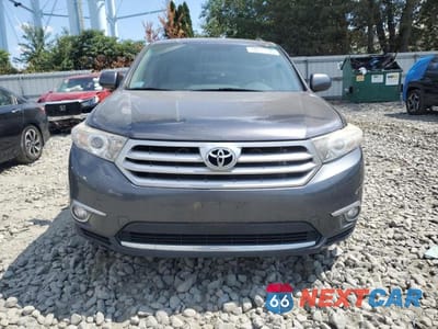 Piąte zdjęcie samochodu w środku: 2012 TOYOTA HIGHLANDER BASE VIN:5TDBK3EH1CS121401 - miniatura