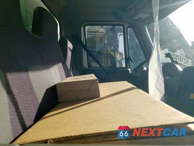 Piąte zdjęcie samochodu w środku: 2019 INTERNATIONAL 4000 4300 - TRUCKS REFRIGERATED BOX TRUCK VIN:3HAMMMML5KL010476 - miniatura