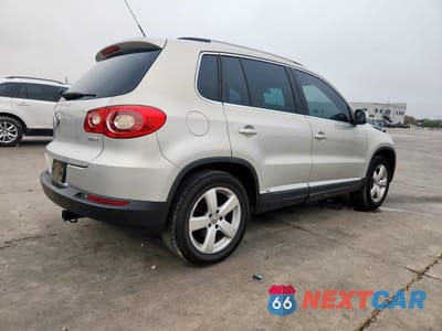 Trzecie zdjęcie samochodu z tyłu: 2010 VOLKSWAGEN TIGUAN S VIN:WVGAV7AX3AW513375 - miniatura