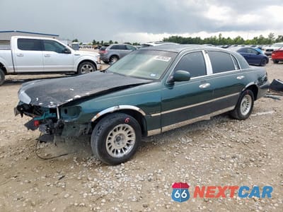 2000 LINCOLN TOWN CAR EXECUTIVE 1LNHM81W8YY820974 - główne zdjęcie licytacji z USA - miniatura