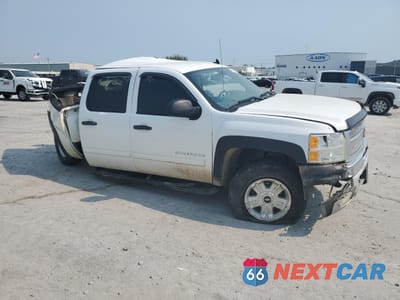 Czwarte zdjęcie samochodu z boku: 2013 CHEVROLET SILVERADO K1500 LT VIN:3GCPKSE76DG359784 - miniatura
