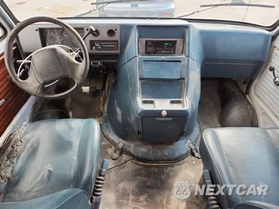 Zdjęcie 8 z 13 samochodu: 1993 CHEVROLET G20 VIN:1GCEG25H3PF340021 - miniatura