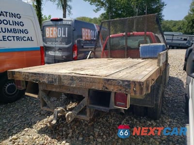 Trzecie zdjęcie samochodu z tyłu: 2013 GMC SIERRA K2500 HEAVY DUTY VIN:1GT02ZCG0DZ100527 - miniatura