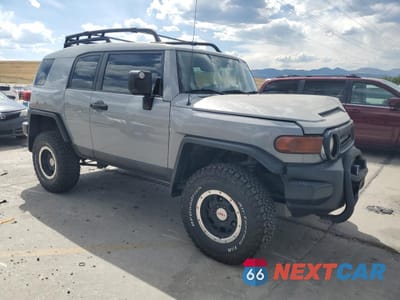 Czwarte zdjęcie samochodu z boku: 2013 TOYOTA FJ CRUISER VIN:JTEBU4BF2DK158898 - miniatura