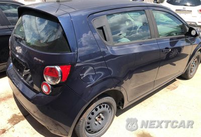 Czwarte zdjęcie samochodu z boku: 2015 CHEVROLET SONIC LS VIN:1G1JA6SH1F4168473 - miniatura