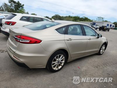 Trzecie zdjęcie samochodu z tyłu: 2019 FORD FUSION SE VIN:3FA6P0LU7KR118060 - miniatura