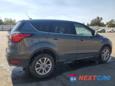Trzecie zdjęcie samochodu z tyłu: 2019 FORD ESCAPE SE VIN:1FMCU9GD1KUB31234 - miniatura