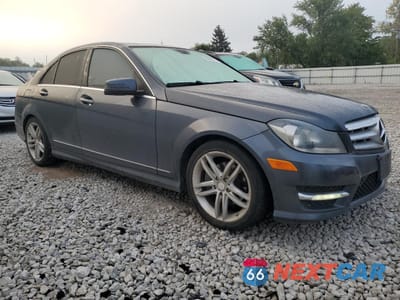 Czwarte zdjęcie samochodu z boku: 2013 MERCEDES-BENZ C 250 VIN:WDDGF4HB5DA763325 - miniatura