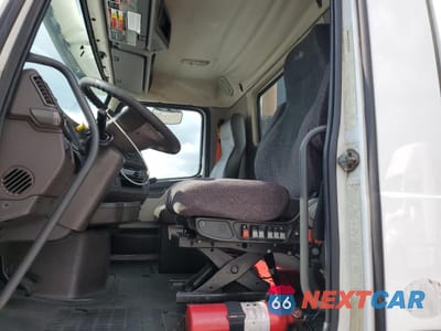 Piąte zdjęcie samochodu w środku: 2016 VOLVO VNL SEMI TRUCK VIN:4V4NC9TH9GN965704 - miniatura
