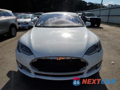 Piąte zdjęcie samochodu w środku: 2014 TESLA MODEL S 4D 85 VIN:5YJSA1H1XEFP55657 - miniatura