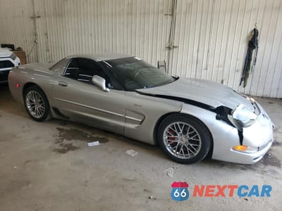 Czwarte zdjęcie samochodu z boku: 2004 CHEVROLET CORVETTE Z06 VIN:1G1YY12S645113100 - miniatura