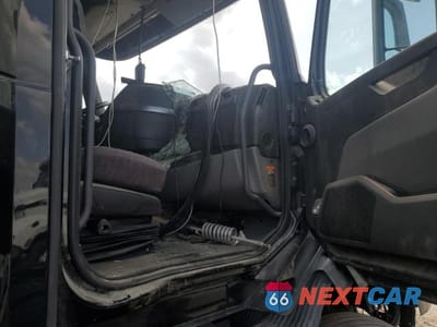 Piąte zdjęcie samochodu w środku: 2023 VOLVO VNL SEMI TRUCK VIN:4V4NC9EH4PN618133 - miniatura