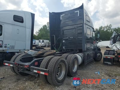 Czwarte zdjęcie samochodu z boku: 2023 VOLVO VNL SEMI TRUCK VIN:4V4NC9EH4PN618133 - miniatura