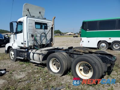 Trzecie zdjęcie samochodu z tyłu: 2016 VOLVO VNL SEMI TRUCK VIN:4V4NC9EG3GN947316 - miniatura