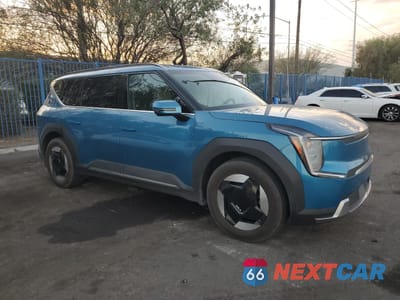 Czwarte zdjęcie samochodu z boku: 2024 KIA EV9 WIND VIN:KNDAFFS51R6042573 - miniatura