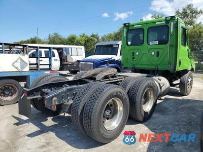 Czwarte zdjęcie samochodu z boku: 2021 FREIGHTLINER CASCADIA 116 SEMI TRUCK VIN:1FUJHTDV8MLMM8326 - miniatura