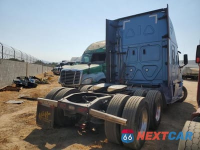 Czwarte zdjęcie samochodu z boku: 2023 FREIGHTLINER CASCADIA 126 SEMI TRUCK VIN:3AKJHHDR9PSNZ2573 - miniatura