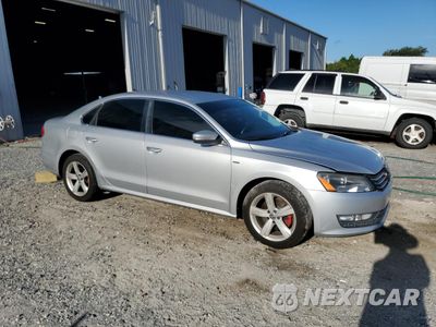Czwarte zdjęcie samochodu z boku: 2015 VOLKSWAGEN PASSAT S VIN:1VWAS7A34FC103846 - miniatura