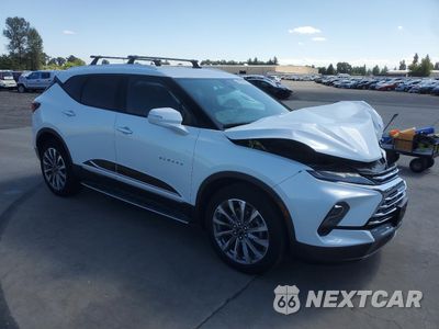 Czwarte zdjęcie samochodu z boku: 2023 CHEVROLET BLAZER PREMIER VIN:3GNKBLRS6PS101949 - miniatura