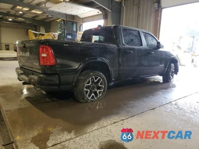 Trzecie zdjęcie samochodu z tyłu: 2025 RAM 1500 VIN:1C6SRFJP7SN749033 - miniatura