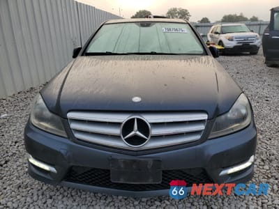 Piąte zdjęcie samochodu w środku: 2013 MERCEDES-BENZ C 250 VIN:WDDGF4HB5DA763325 - miniatura