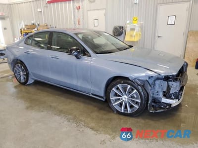Czwarte zdjęcie samochodu z boku: 2022 VOLVO S60 B5 MOMENTUM VIN:7JRL12FZ9NG192384 - miniatura