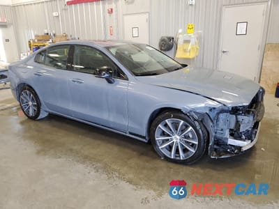 Czwarte zdjęcie samochodu z boku: 2022 VOLVO S60 B5 MOMENTUM VIN:7JRL12FZ9NG192384 - miniatura