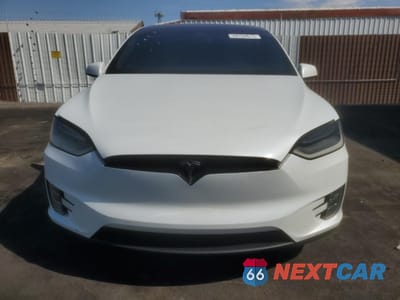 Piąte zdjęcie samochodu w środku: 2019 TESLA MODEL X VIN:5YJXCDE29KF197875 - miniatura