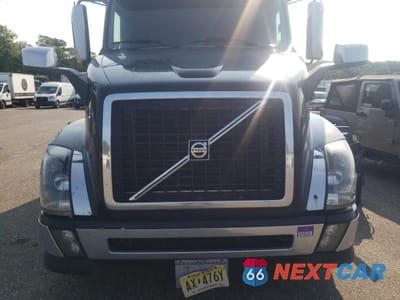 Zdjęcie 7 z 10 samochodu: 2014 VOLVO VN VNL - TRUCKS SEMI TRUCK VIN:4V4NC9EH4EN138932 - miniatura