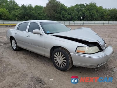 Czwarte zdjęcie samochodu z boku: 2005 LINCOLN TOWN CAR SIGNATURE VIN:1LNHM81W65Y650903 - miniatura