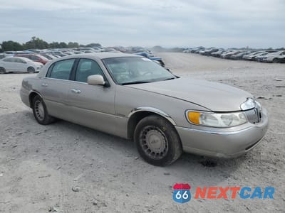 Czwarte zdjęcie samochodu z boku: 2000 LINCOLN TOWN CAR EXECUTIVE VIN:1LNHM81W0YY784410 - miniatura