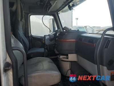 Piąte zdjęcie samochodu w środku: 2011 VOLVO VNL SEMI TRUCK VIN:4V4NC9TH7BN531144 - miniatura