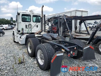 Trzecie zdjęcie samochodu z tyłu: 2016 FREIGHTLINER CASCADIA 1 - TRUCKS VIN:1FUGGEDV2GLHB3950 - miniatura