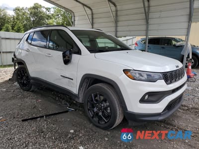 Czwarte zdjęcie samochodu z boku: 2025 JEEP COMPASS LATITUDE VIN:3C4NJDBN2ST553547 - miniatura