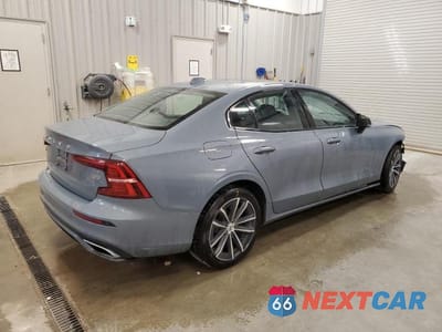Trzecie zdjęcie samochodu z tyłu: 2022 VOLVO S60 B5 MOMENTUM VIN:7JRL12FZ9NG192384 - miniatura