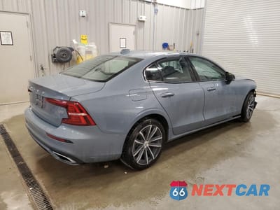 Trzecie zdjęcie samochodu z tyłu: 2022 VOLVO S60 B5 MOMENTUM VIN:7JRL12FZ9NG192384 - miniatura