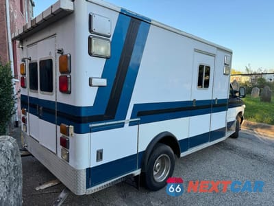 Czwarte zdjęcie samochodu z boku: 2003 FORD ECONOLINE E450 SUPER DUTY CUTAWAY VAN VIN:1FDXE45F23HB83679 - miniatura