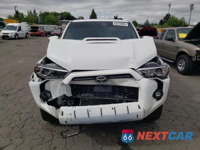 Piąte zdjęcie samochodu w środku: 2023 TOYOTA 4RUNNER SE VIN:JTERU5JR9P6212274 - miniatura