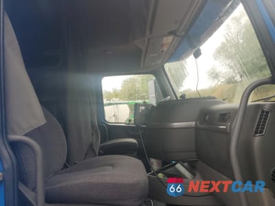 Piąte zdjęcie samochodu w środku: 2020 VOLVO VN VNL - TRUCKS VIN:4V4NC9EH4LN242446 - miniatura