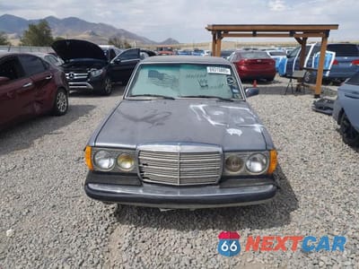Piąte zdjęcie samochodu w środku: 1982 MERCEDES-BENZ 300 DT VIN:WDBAB33A2CB000769 - miniatura