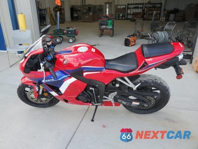 Trzecie zdjęcie samochodu z tyłu: 2023 HONDA CBR600 RR VIN:JH2PC40J7PK900292 - miniatura