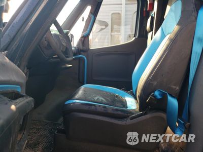 Zdjęcie 7 z 14 samochodu: 2025 RIVIAN EDV 700 VIN:7FCEHEB23SN029762 - miniatura